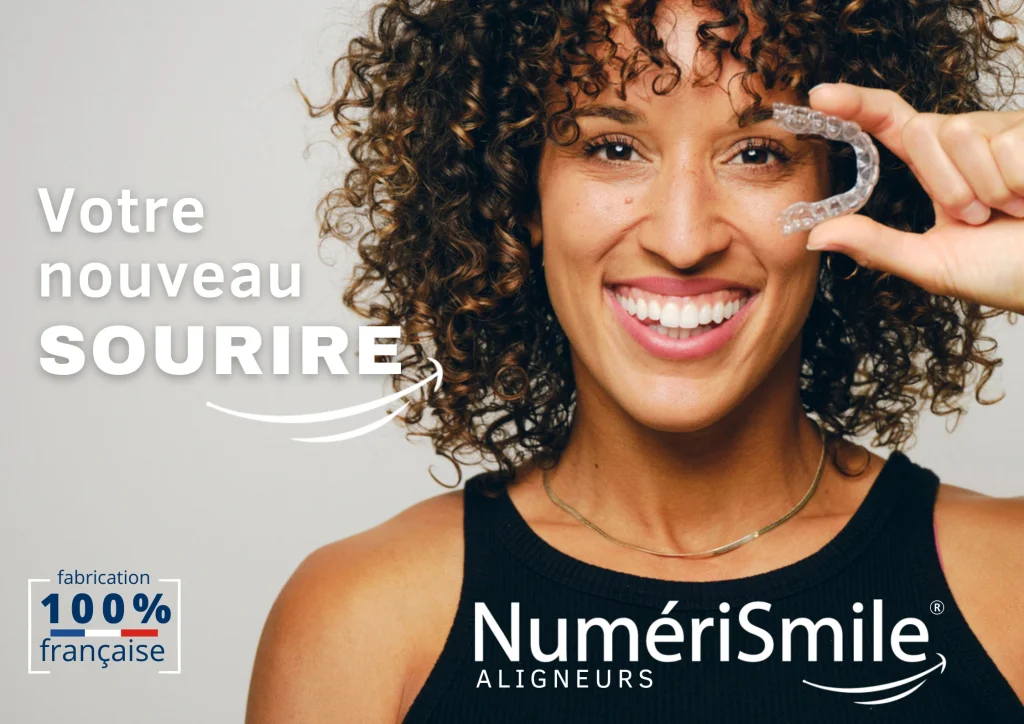 aligneurs dentaires dans la main d'une femme souriante