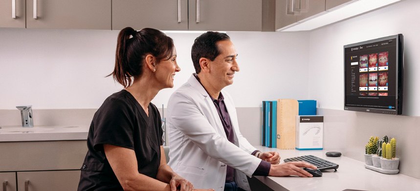 Scan d'un patient éligible à Invisalign ART au cabinet dentaire